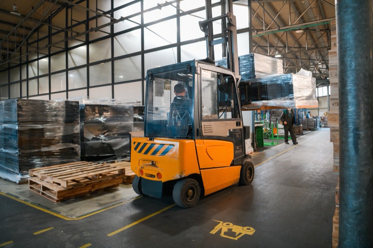 Empilhadeira operando em armazém industrial