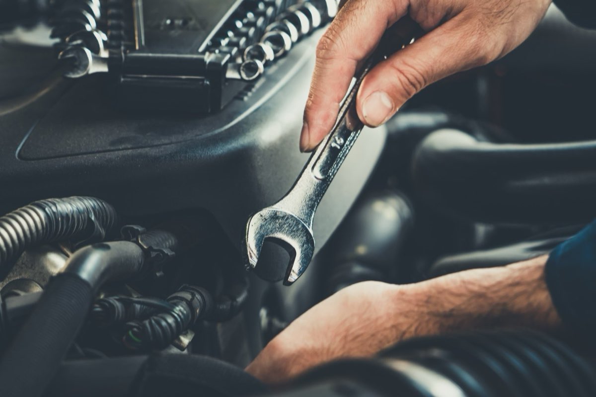 Técnico executando manutenção em motor