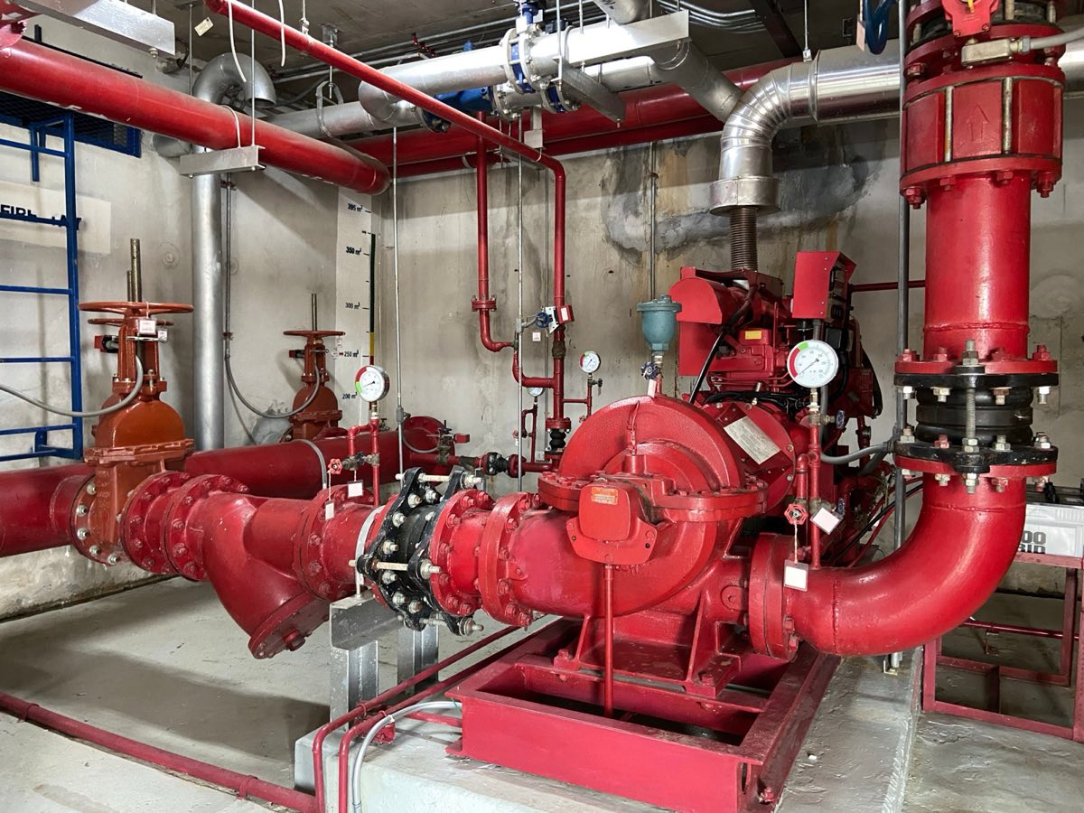 Casa de bombas industrial com tubulações e válvulas