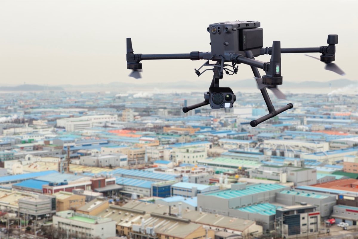 Drone industrial sobrevoando área fabril