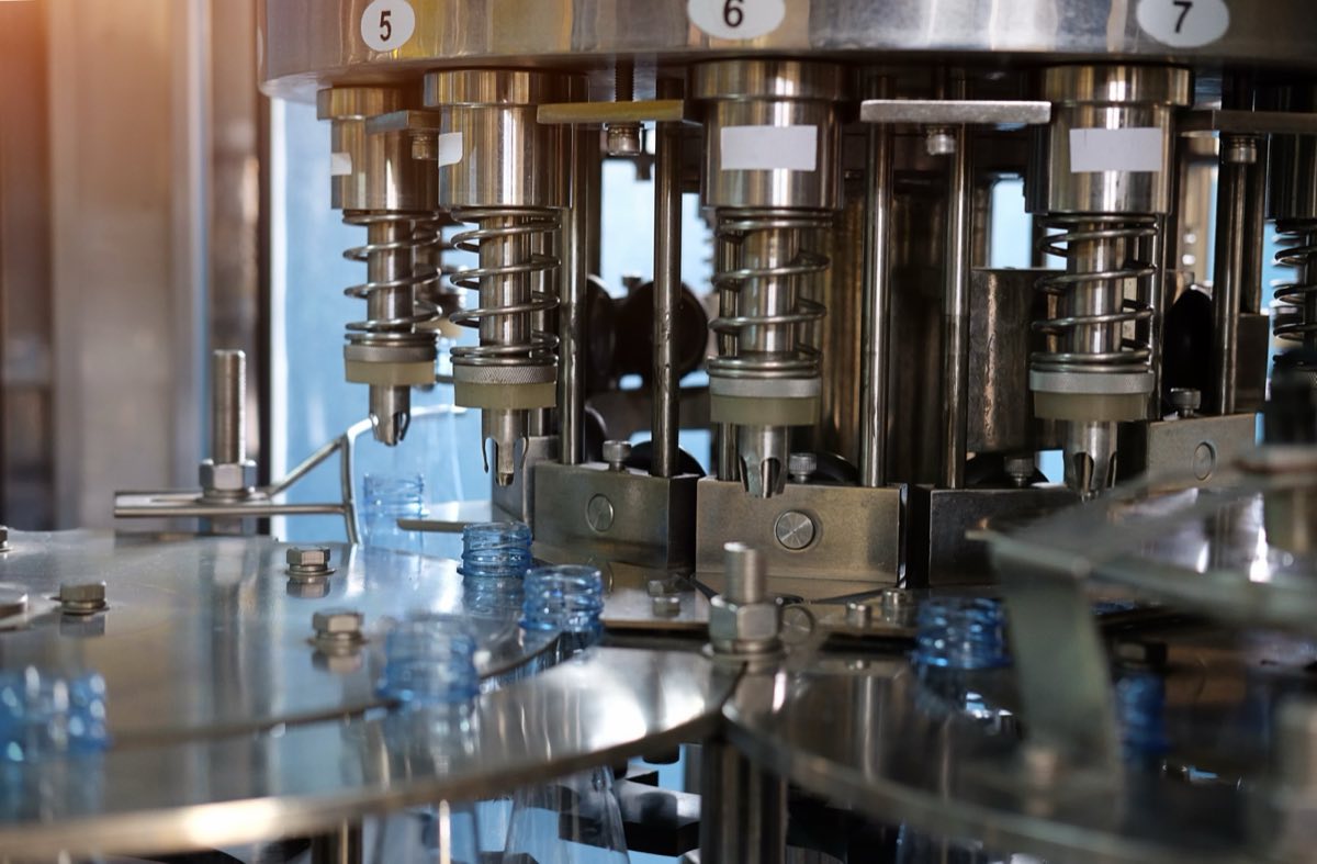 Linha de produção com equipamentos industriais em aço inox