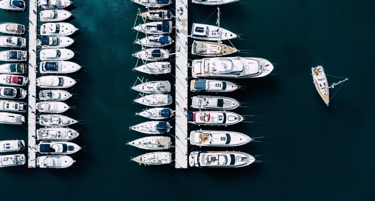 Vista aérea de marina com embarcações atracadas