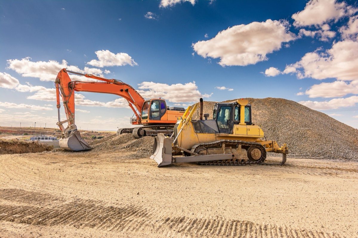 Escavadeiras operando em canteiro de obras